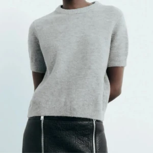 zara kortärmad tröja - använd 2 ggr så i nyskick 🥰M, ganska liten i storleken. skriv till mig för egna bilder 