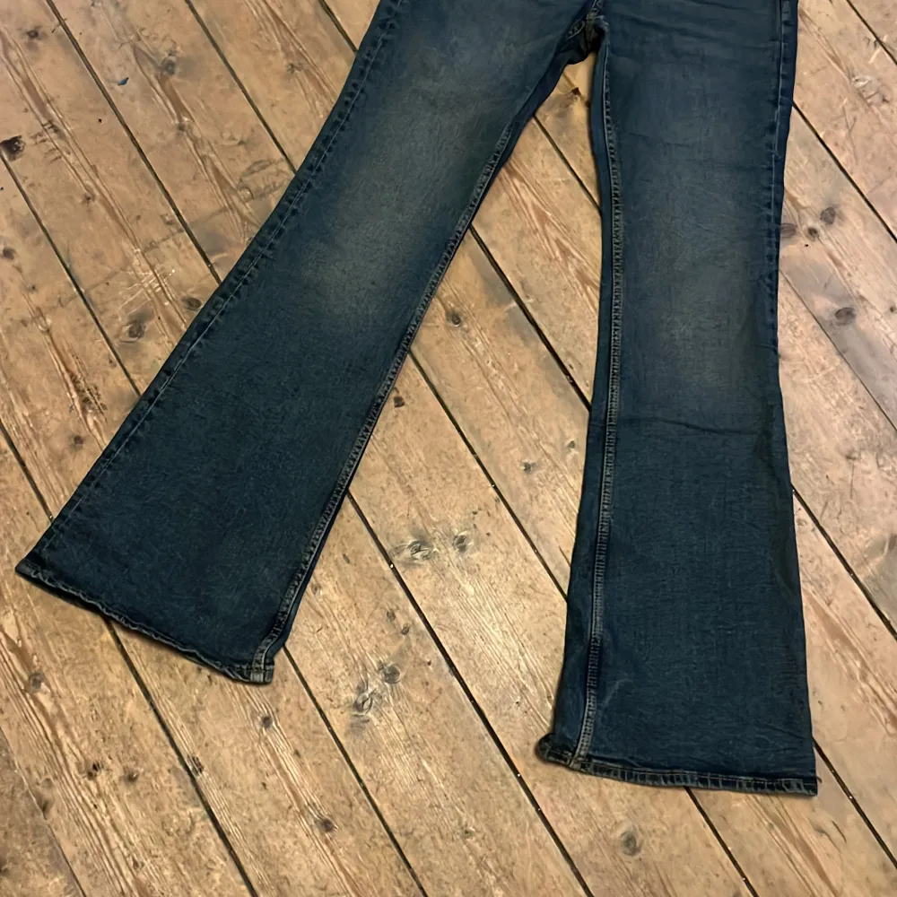 Använd men bra skick, hel längd = 1m och 3 cm, midja = 36 cm. Jeans & Byxor.