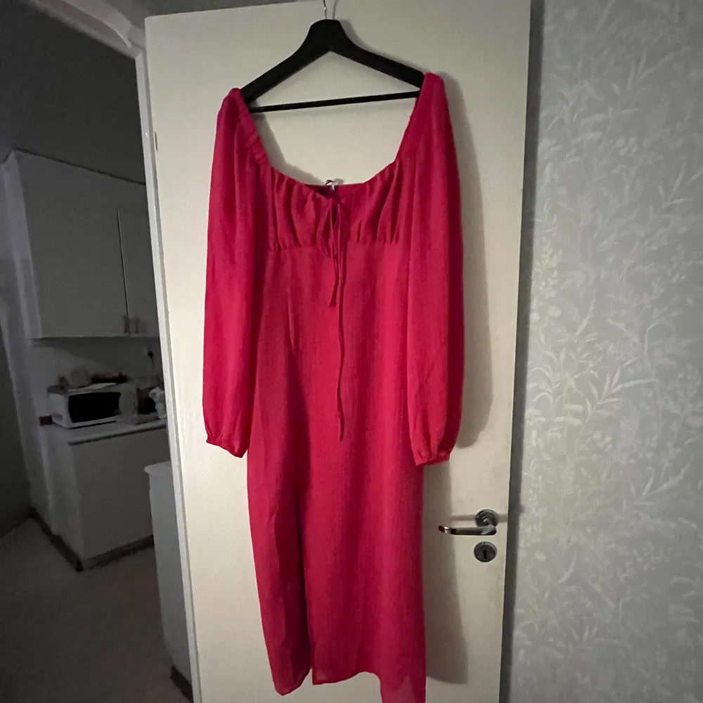 Säljer en vacker somrig klänning från Gina Tricot i rosa nyans!!!  💗:)) Pris kan diskuteras!. Klänningar.