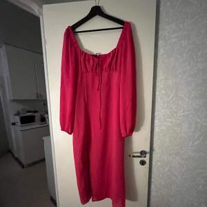 Säljer en vacker somrig klänning från Gina Tricot i rosa nyans!!!  💗:)) Pris kan diskuteras!