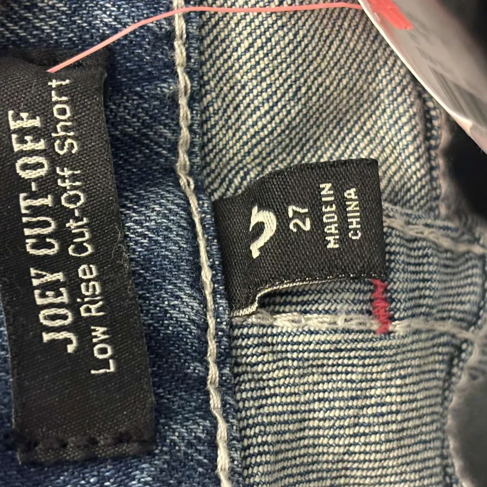 Skitsnygga oanvända lowrise jeansshorts från true religon med rosa söm, säljer dem eftersom dem var för stora och inte längre går att returnera!💕😍 . Shorts.