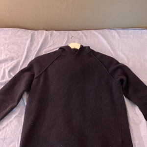 Oscar Jacobsson Hoodie - Tjoo säljer en riktigt fett Hoodie inga defekter alls o ingen alls tecken på sliten, hör av er vid minsta fundering 😉