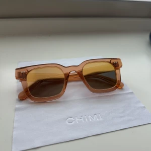 Chimi 004 Peach/Mirror - Ett par Chimi 004 i färgen Peach/Mirror med reflekterande glas i utmärkt skick som jag säljer då jag köpt en annan färg. Originalbox medföljer samt digitalt kvitto kan styrkas.