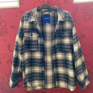Jack and Jones overshirt. - Säljer denna stiliga Jack&Jones jackan/overshirt. Den är använd 2 gånger sen växte jag ur den. Den är nyskick!!  Nypris 599