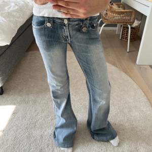 Snyggaste lågmidjade bootcut jeans!! Midjemått: ca 36cm rakt över, innerbenslängd: ca 80cm