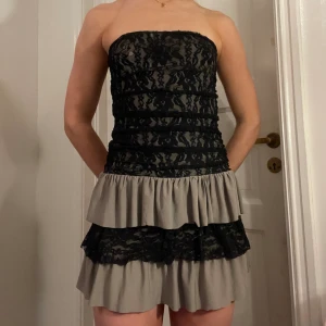 Söt miniklänning  - Jättefin kort klänning med spets och volanger. Vet ej märke, sitter som en 36. Jag är 173cm lång. Finns två små hål i spetsen (se bild 4) men de är ej märkbara i helhet🩷