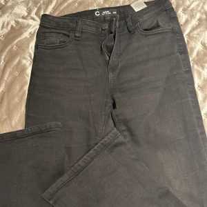 Jeans  - Svarta jeans använda två gånger 