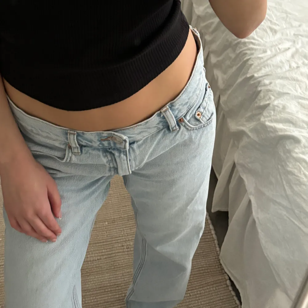 Ljusblåa jeans i bra skick. Långa i längden, passar perfekt på långa tjejer (jag själv är ca 173).💕💕. Jeans & Byxor.