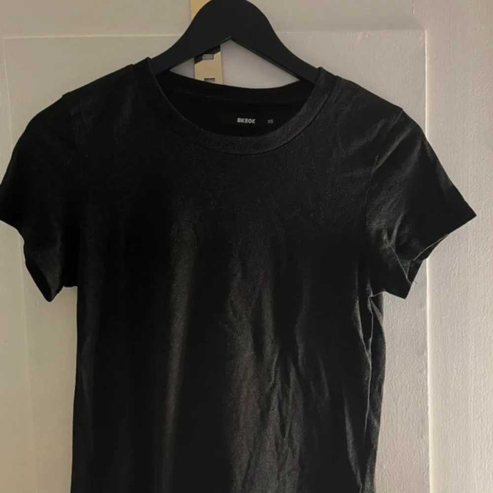 Säljer mycket använd svart t-shirt från bikbok. T-shirts.