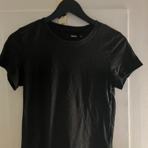 Tshirt - Säljer mycket använd svart t-shirt från bikbok