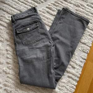 Helt nya bootcut jeans. Storlek M men passar mig som vanligtvis har S/36 och är 165cm, lite för långa så passar 170. 