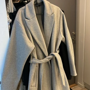 Kappa Beige - Beiga kappa från Vero Moda. Använd men fortfarande i gott skick. Oversized passform. Pris kan diskuteras vid snabb affär 