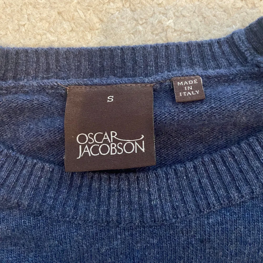Säljer min killes stickade tröja från Oscar Jacobson! Mycket bra skick då den aldrig är använd. Nypris: 1200 kr, säljer för 600 (pris kan diskuteras vid snabb affär). Stickat.