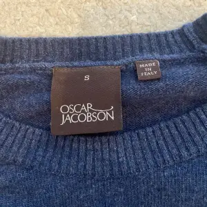 Säljer min killes stickade tröja från Oscar Jacobson! Mycket bra skick då den aldrig är använd. Nypris: 1200 kr, säljer för 600 (pris kan diskuteras vid snabb affär)