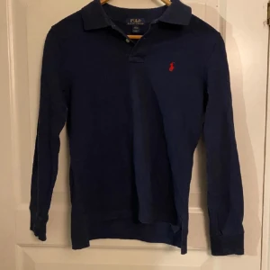 Långärmad pike🍺 - Hej! Säljer nu min långärmade piké som är i riktigt fint skick, 9,5/10. Denna är inte mycket använd om fin till sommaren. Den är ganska tunn och passar folk som är cirka 170. Storleken är L 14-16 men passar xs.