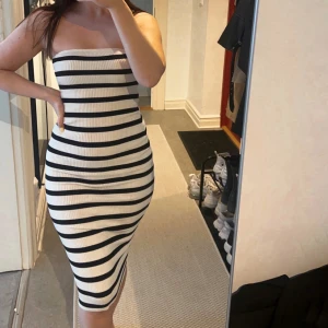 Randig klänning  - Randig bandeauklänning från H&M. Mycket fint skick! Frakt tillkommer 🖤