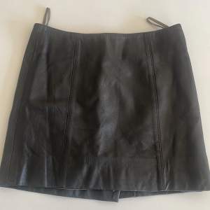 Kort kjol i äkta skinn, längd 35 cm, midja 71cm