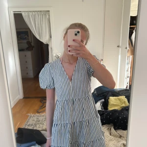 Intressekoll på sommarklänning  - Intressekoll på denna fina zara klänning. Inte helt säker på om jag vill sälja därför vill jag se vad jag kan få för den först!