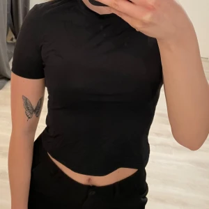 Svart t-shirt - Säljer denna skims liknande t-shirten från shein, inga defekter 