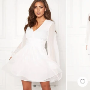 Studentklänning  - Jätte fin student klänning som jag säljer då jag råka köpa två, darför kvar i påsen och lappen är kvar. Slutsåld i denna storlek och alla storlekar under denna.💞Orginal pris är 699 men nu på rabatt till 639kr så säljer för 550kr💞