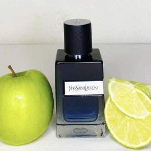 YSL Y EDP - 10 ML sample av YSL Y EDP som är en väldigt fräsch doft som även har lite frukt och citrus av sig. YSL Y EDP är en doft som du kan ha året om men bäst på våren och sommaren!