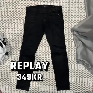 Snygga jeans från Replay i slimfit. Storleken är 31 i midjan och 32 i längden. Inga defekter förutom att läderlappen bak på fickan har smått låstnat. Fråga om ni har funderingar!