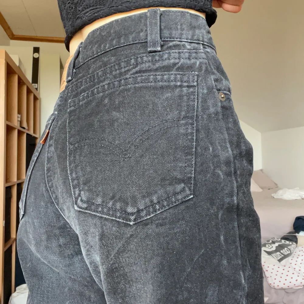 skitsnygga svarta levi’s jeans! står ej någon storlek men de passar XS. Jeans & Byxor.