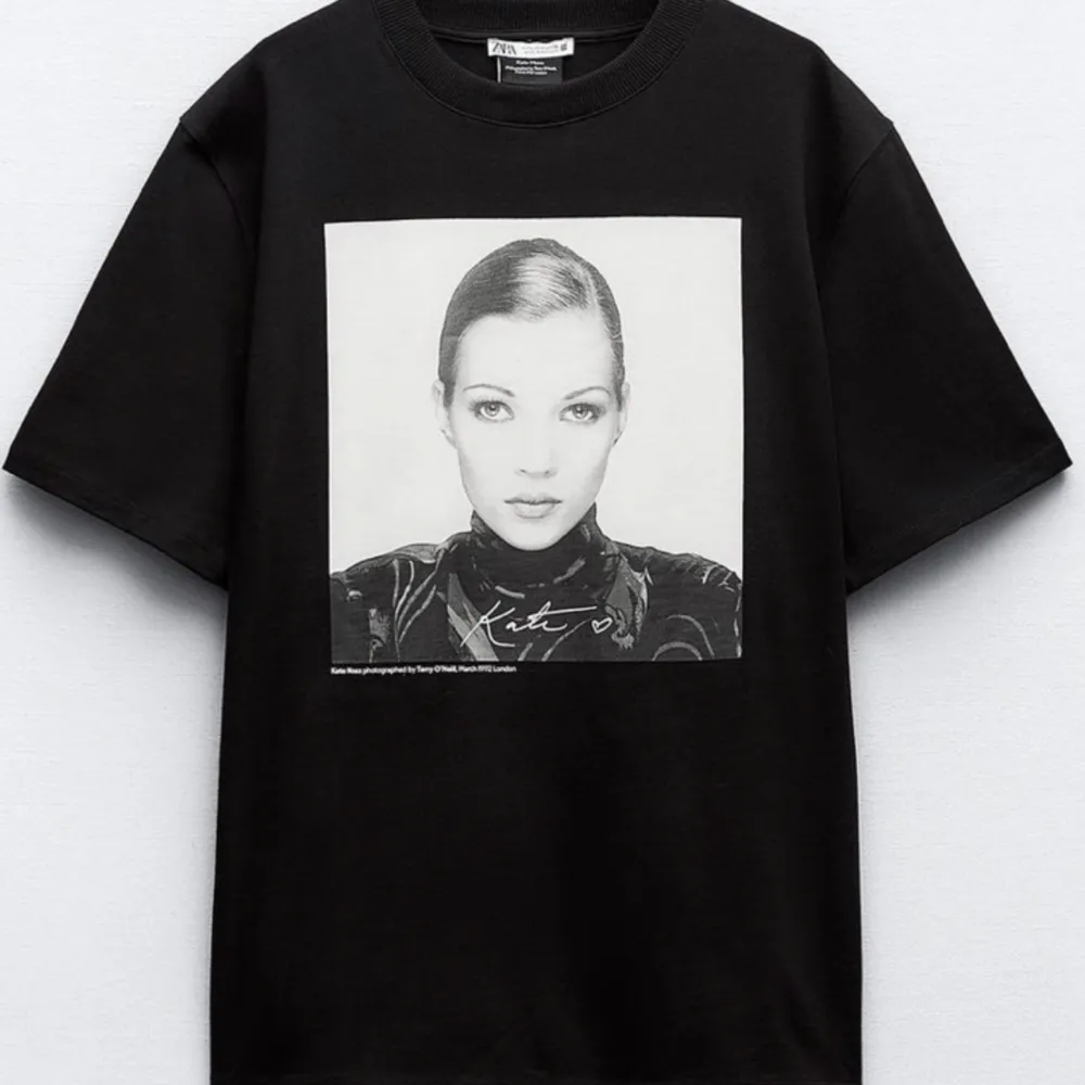 Säljer denna helt oanvända kate Moss t shirten från Zara som inte går att få tag på längre, prislappen kvar🌟🫶🏽🫶🏽🫶🏽. T-shirts.