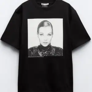 Säljer denna helt oanvända kate Moss t shirten från Zara som inte går att få tag på längre, prislappen kvar🌟🫶🏽🫶🏽🫶🏽