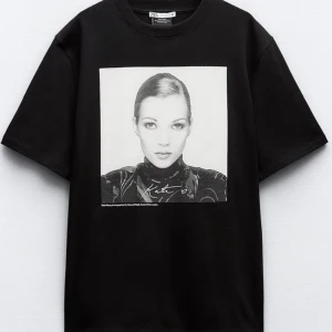 Kate Moss t shirt - Säljer denna helt oanvända kate Moss t shirten från Zara som inte går att få tag på längre, prislappen kvar🌟🫶🏽🫶🏽🫶🏽