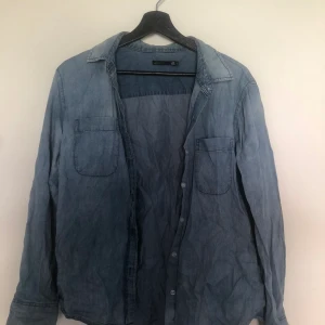 Jeans skjorta  - Säljer en jeans skjorta, den är i bra skick förutom att den har en liten fläck på ena armen som visas på sista bilden🫶 
