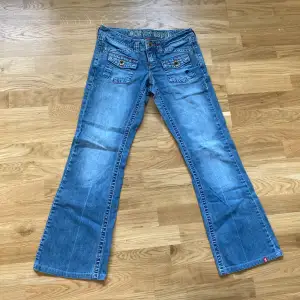Ett par coola jeans med många snygga detaljer. Innerbenslängden är 73,5 cm och midjemåttet är 38 cm tvärs över. Skriv privat för mer info🤙🏻