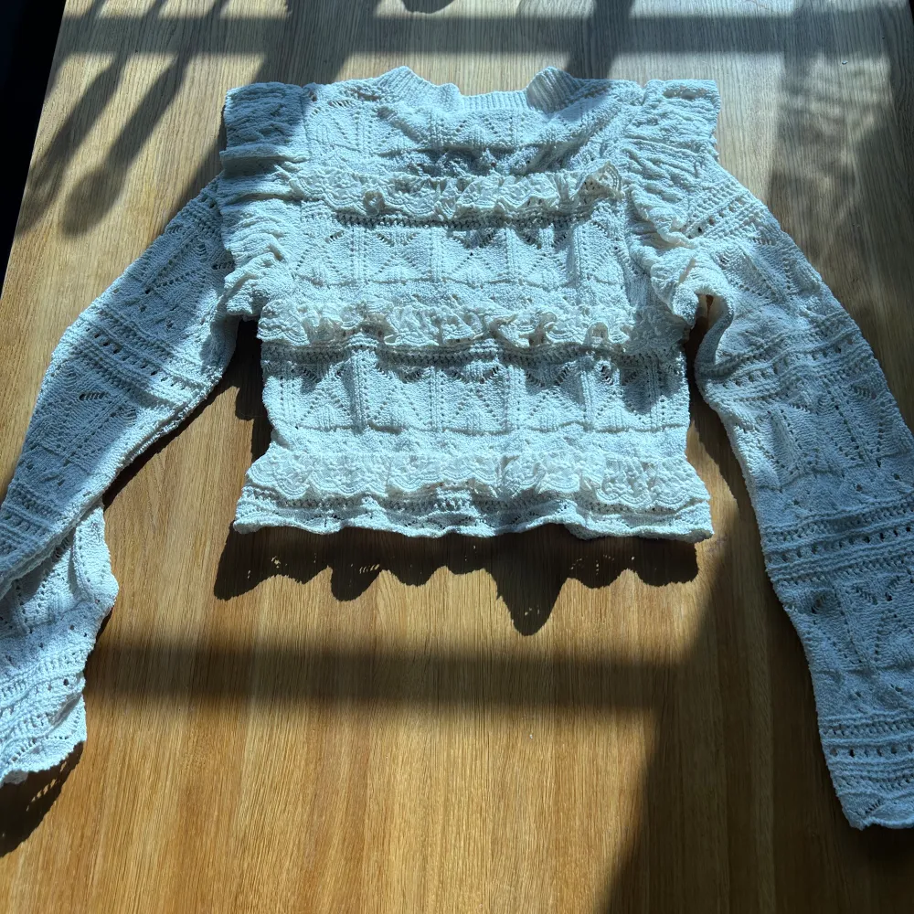 Säljer denna fina tröjan från zara. Säljer den då den inte kommer till användning. Har använt den ett fåtal gånger men den är i nyskick. Pris går att diskutera!. Stickat.