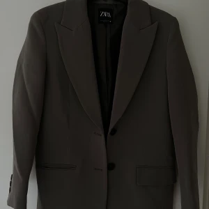 Khakigrön kavaj från zara  - Snygg blazer från zara i en superfin khaki grön färg. Är i storlek xs men oversized i passformen. Säljer för 150kr + frakt! 