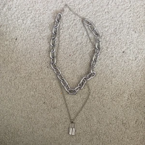 Halsband med kedja - Någon som skulle vara intresserad av denna eftersom fick den som present och den är inte riktigt min stil. Ifall du vill ha den behöver du bara betala för frakten💕(den är helt oanvänd)