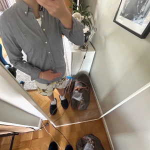 Gant skjorta - Riktigt fin gant skjorta i 100%bomull Storlek 158-164 och passar perfekt på mig som är ca 163 som preferens Grå/blå aktig 🎨  Hör av dig vi minsta fråga😁