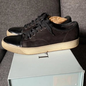 Lanvin skor  - Hej! Säljer nu dessa lanvins i bra skick! Finns något litet på mochan men utöver de så är de i bra skick, Storlek uk 6 sitter som 41-42 hör av er vid frågor byte kan vara intressant 