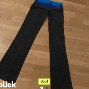 Hollister fold over yoga pants - SUPERFINA lite 00s vibes o så, säljer för att de e för små o långa för mig men hör av dig för fler bilder 💗 innebenslängd: ca 82.5