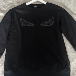 Fendi tröja - Svart Fendi tröja med spikar i trycket. 💪🏽Skick 8/10  Bara att höra av sig vid frågor! Pris kan diskuteras 🥳