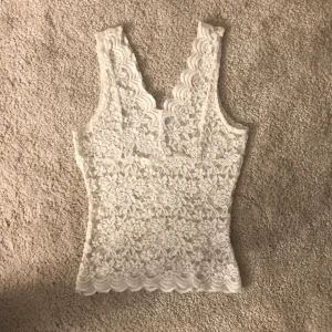 Spetströja  - Jättefin spetströja som inte kommer till andvändning. Den är i jättebra skick och inte använd många gånger. Man får även med den svarta på köpet🩷