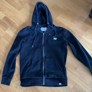 Les Deux ziphood - Skick: 7/10 Den är väldigt använd men finns inga fel på den. Dragkedjan är mycket hållbar och välfungerande trots alla tvättningar Säljer den för att jag inte använder den längre Orginalpris 1200kr 