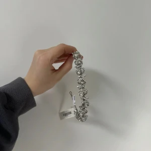 Brudkrona - äktasilver - Brudkrona i äkta silver (925), oanvänd p.g.a inställt firande. Nypris: 1499kr. Säljer superbilligt då den inte kommer användas. 199kr! Priset kan diskuteras.