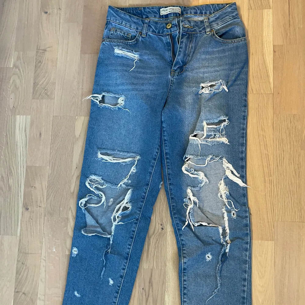 Jeans med hål i, storlek 38. . Jeans & Byxor.