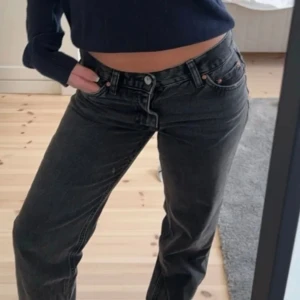 Trendiga Low rised jeans från Gina! - Snygga Low rised jeans från Gina! Aldrig använda endast testade då de är försmå för mig. Köpta får 600 men säljer för 159!  (Första bilden är ej min)