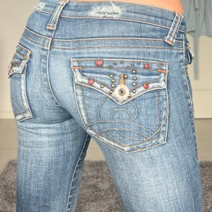 Lågmidjade jeans  - midjemått: 37cm rakt över, innerbenslängd: 80cm 💗 