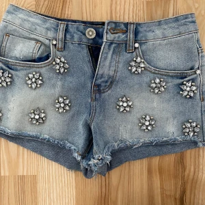 Jeansshorts - Säljer dessa ascoola jeansshorts, typ aldrig använda då de är för små❤️