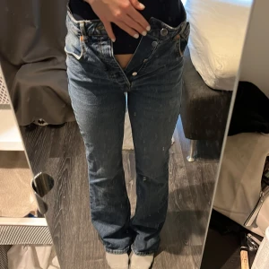 BikBok jeans Flare - Högmidjade byxor ifrån BikBok som är för små 
