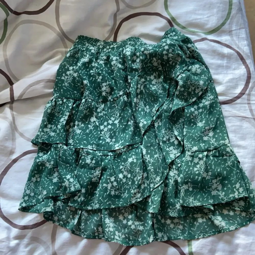 Fin kjol som är köpt i Serbien. Aldrig använd och är i bra skick!. Kjolar.