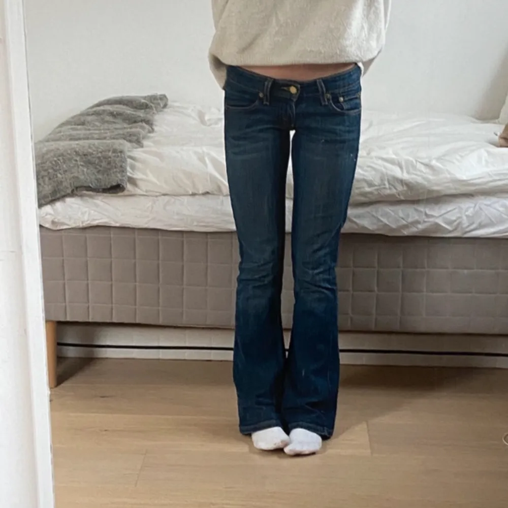 As snygga lågmidjade jeans från Levi’s, too superlow😻😻 Säljer då de va för stora i midjan på mig💘 Midjemått: 36cm Innerbenslängden: 79cm. Jeans & Byxor.