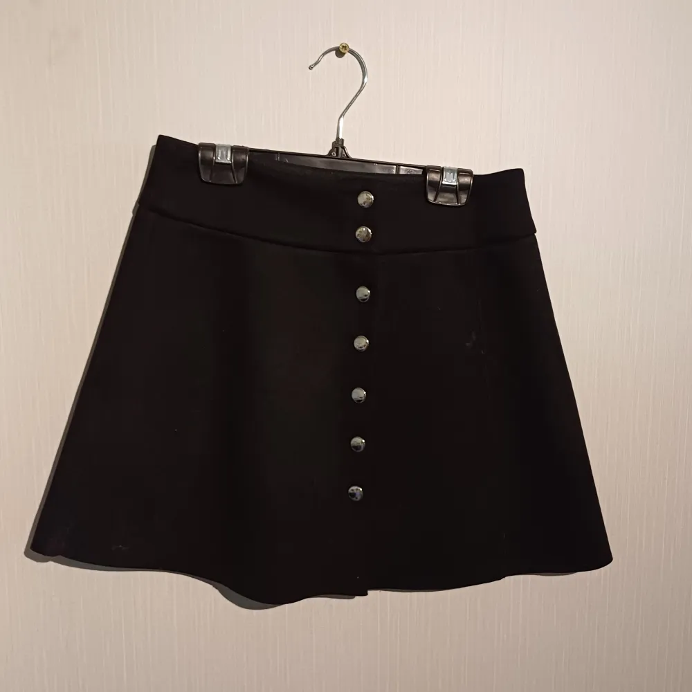 En svart kjol med knappar superfin verkligen🎀 Fler bilder kan fås och kontakta mig gärna innan köp då jag säljer på fler sidor🤍. Kjolar.